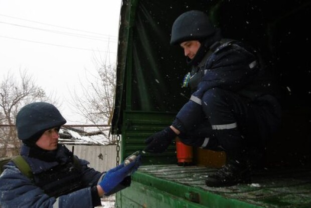 Співробітники ДСНС розміновують Луганщину