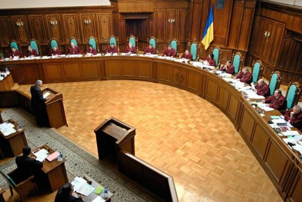Стало відомо, що скандальне рішення КСУ не підтримали судді, призначені за квотою президента Порошенка
