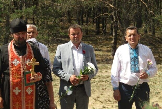 Квіти до могил УПА  і невідомих радянських пілотів поклали на Ратнівщині