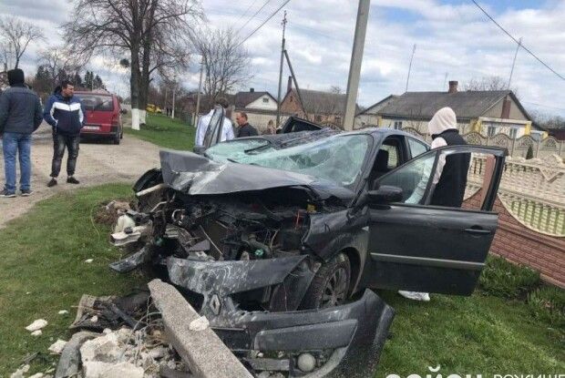 У місті на Волині Renault влетів в електроопору (Фото)