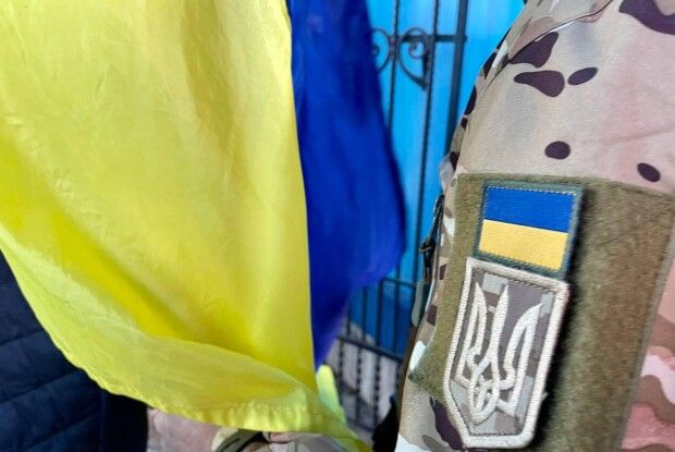 У громаду на Рівненщині прибув кортеж із загиблим військовим (Фото)