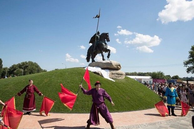 У Києві відкрили пам’ятник богатирю Іллі Муромцю 