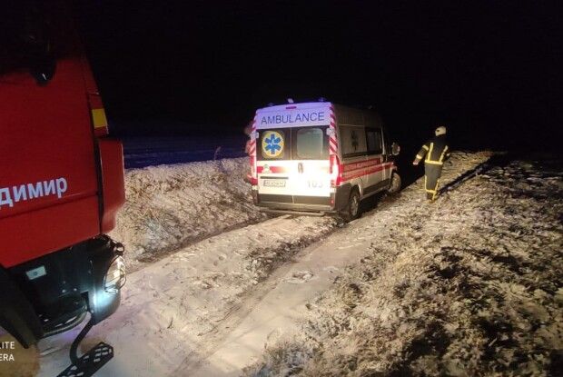 Вночі волинські рятувальники визволяли з багнюки карету швидкої