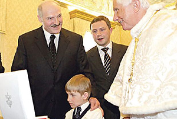 СФОТОГРАФУВАТИСЬ ІЗ «БАЦЬКОВИМ СИНОЧКОМ» І ДЛЯ ПАПИ РИМСЬКОГО – ЗА ЧЕСТЬ