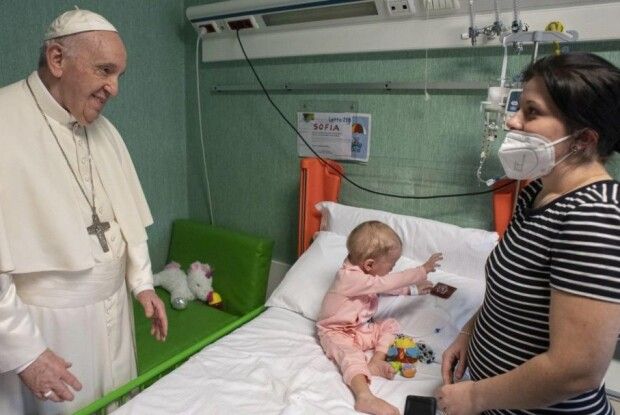 Папа Римський відвідав українських дітей у ватиканській лікарні (Фото)