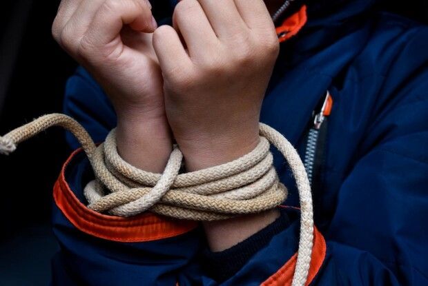 Троє молодиків викрали 12-річного хлопчика, який повертався зі школи, заради лайків у мережі
