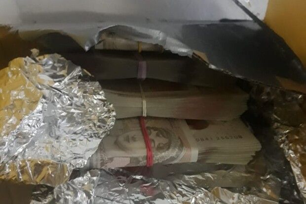 На кордоні в мікроавтобусі виявили коробки, повністю заповнені валютою (Фото)
