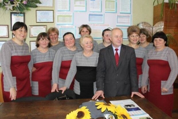 Щоб заохотити учнів, вчителі самі вдягнулися в уніформу 