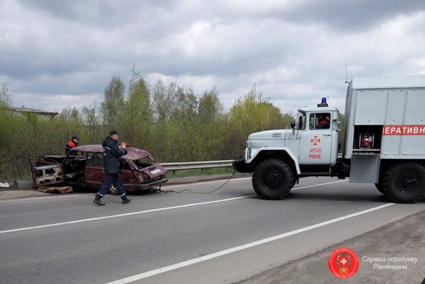 На Рівненщині рятувальники витягли «Жигуля», який злетів з мосту (фото)
