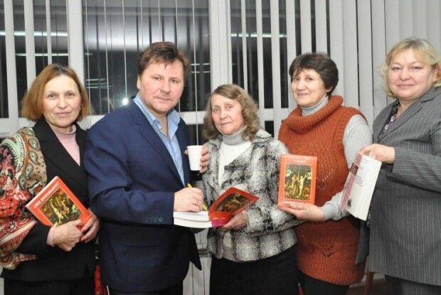 По стежці тій я впевнено ступаю, бо там сліди бабусь і дідусів…