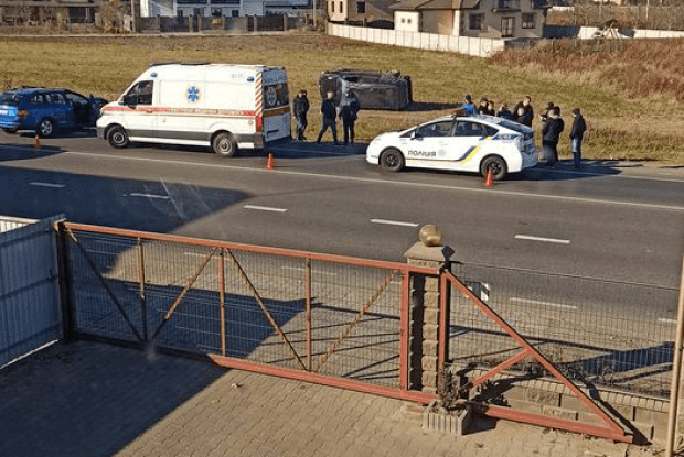 ДТП у Рованцях: перекинувся автомобіль