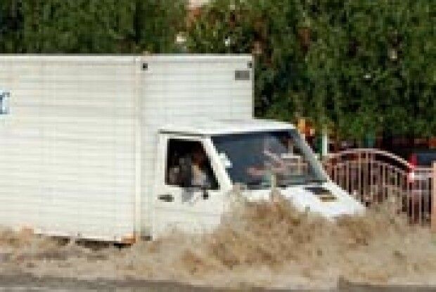 АВТОМОБІЛІ, ЯК БАРЖІ, ПЛИВЛИ ПО ЛУЦЬКУ