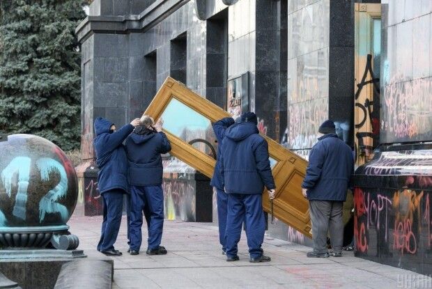 «Чи поділиться Зеленський з протестувальниками?»: художня галерея готова викупити розмальовані двері Офісу Президента за космічну суму