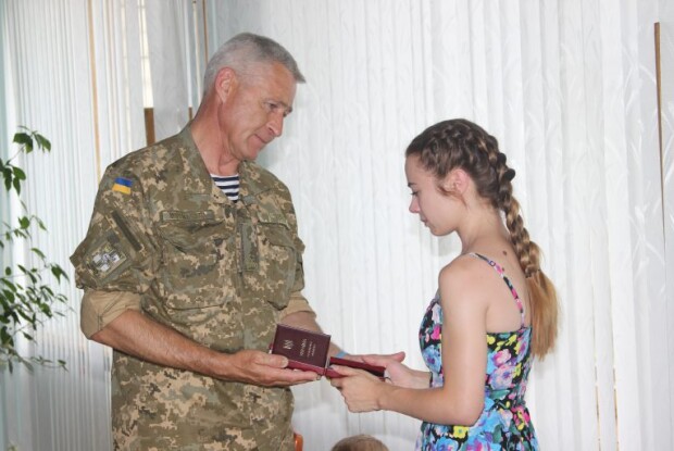 Вдова 21-річного бійця нарешті одержала посмертний орден чоловіка (фото)