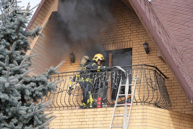 На Волині у будинку через свічку спалахнула пожежа – постраждала бабуся (Відео)