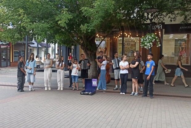 Вулиця у Луцьку ожила під драйвові співи ансамблю «Волиняни» (Відео)