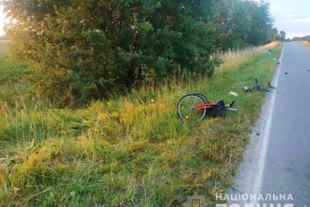 На Волині молодий водій виїхав на узбіччя та на смерть збив матір двох дітей