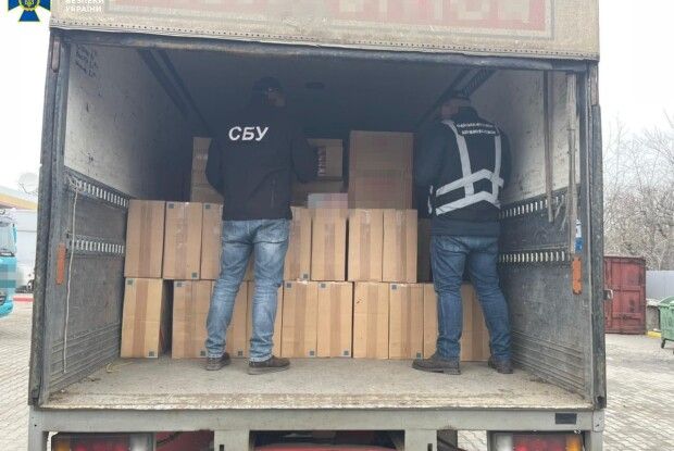 На Волині затримали вантажівку, яка нелегально везла за кордон 25 тисяч пачок цигарок