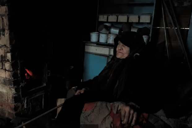 Волонтери і поліцейські приїхали до 85-річної бабусі, яка живе на хуторі без газу і світла (Відео)