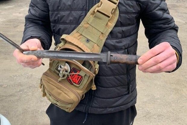Перед судом постане ексвійськовослужбовець, який намагався продати багнет (Фото)