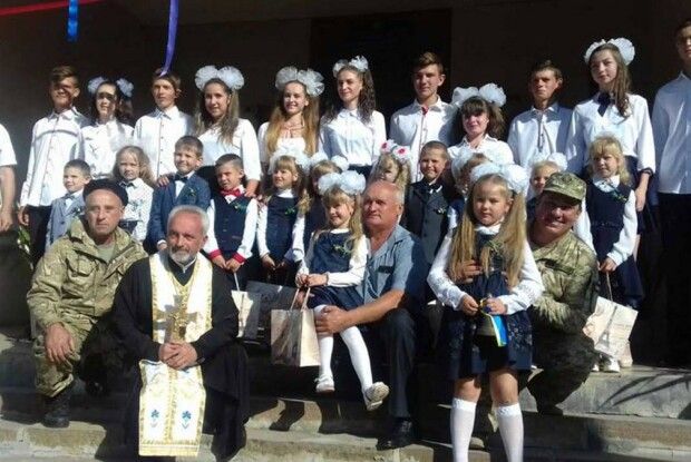 Діток загиблих в АТО Героїв відвели до школи військові комісари (фото)