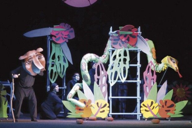 «Давайте сфотографуємося! Ми в театрі ще не були у масках!» (Відео, фото)