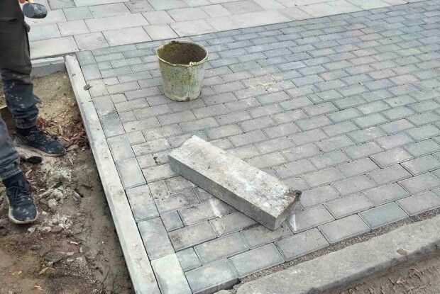 У мерії Рівного назвали причину, чому руйнується нова бруківка