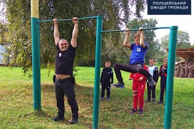 У громаді на Волині поліцейський проводить зарядку з молоддю (Фото)