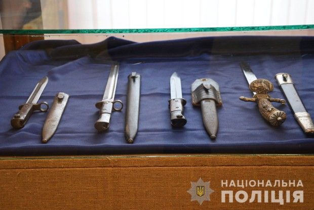 Волинська поліція передала краєзнавчому музею вилучену в контрабандиста холодну зброю (фото)