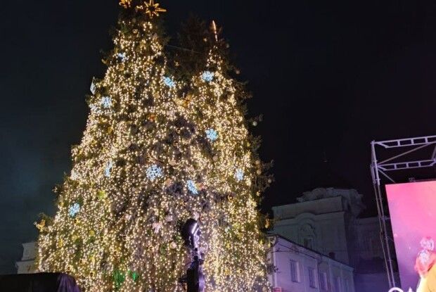 До Луцька завітав Святий Миколай: на Театральному майдані засвітили головні ялинки міста (Фото)
