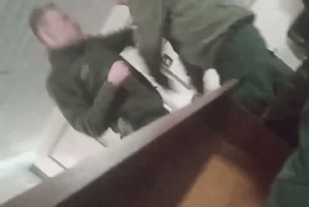 «В штаб ***уй»: у мережі спливло відео побиття строковика з Івано-Франківська командиром
