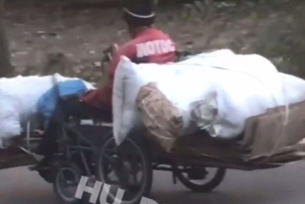 Краще добре їхати, ніж погано йти: українець здивував новим видом транспорту (Відео)