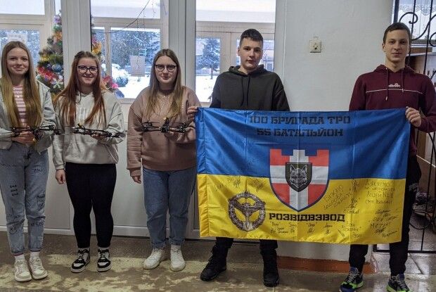 Ліцей на Волині придбав для захисників три дрони 