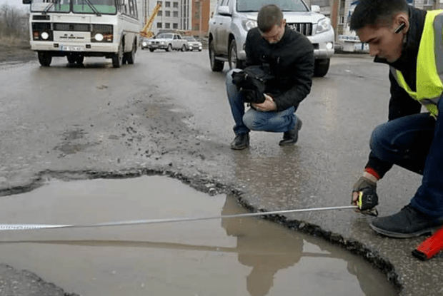Чоловік втратив око і зуби через яму на дорозі (Відео)