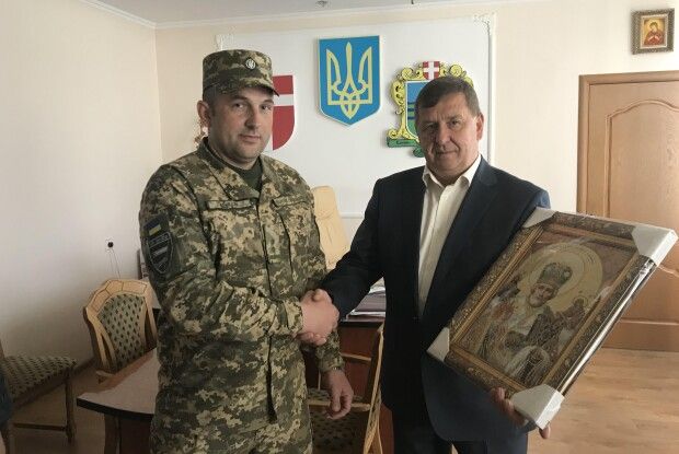 У подарунок доброчинцям – годинники з логотипом  військового підрозділу