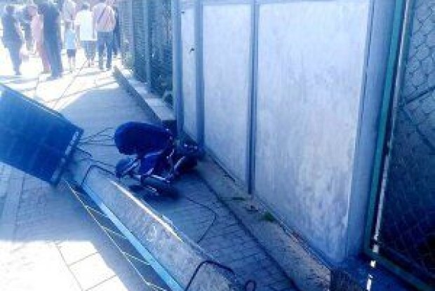 У Хусті лісовоз збив бетонного стовпа, який упав на візочок із дворічною дитиною