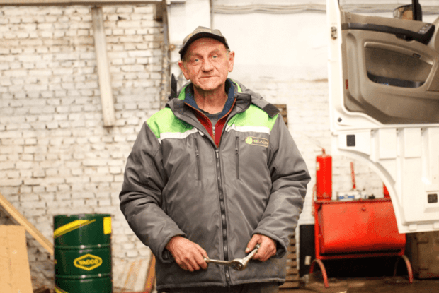 «Усе, що зробили люди, можна полагодити»: розмова з механіком, який... вирощує квіти*