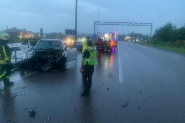 На Рівненщині – серйозна аварія: автівку рятували четверо надзвичайників