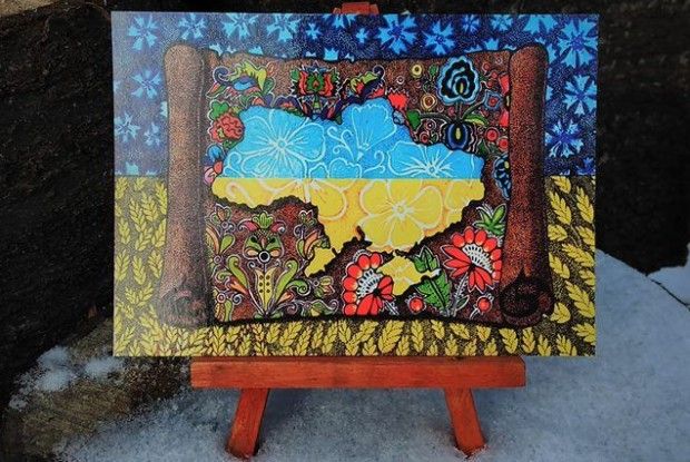 Волинянин показав процес створення листівок, які продає, щоб урятувати маленьку здолбунівчанку