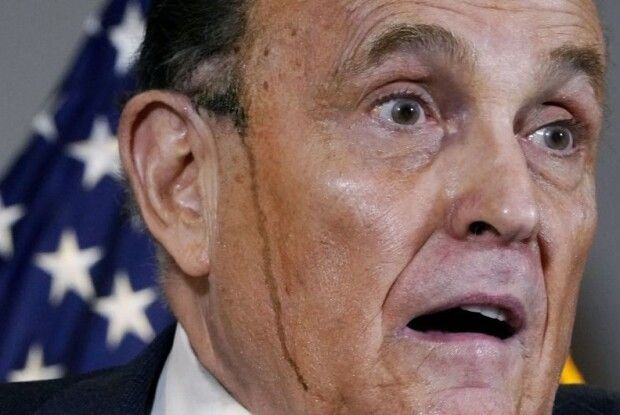 У адвоката Трампа під час пресконференції по обличчю потекла фарба для волосся (Відео,фото)