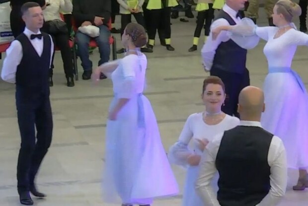 З окопів на паркет: відбувся різдвяний бал для учасників АТО та волонтерів