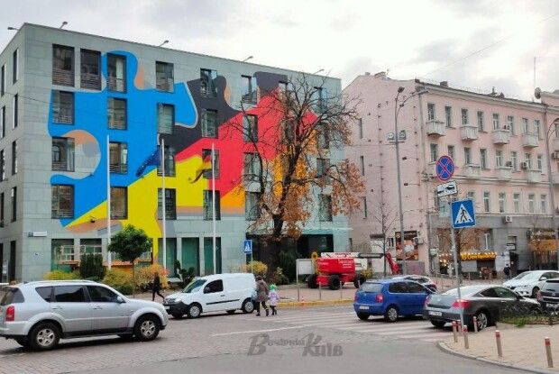 На фасаді посольства Німеччини створили яскравий мурал до 30-річчя дружби з Україною