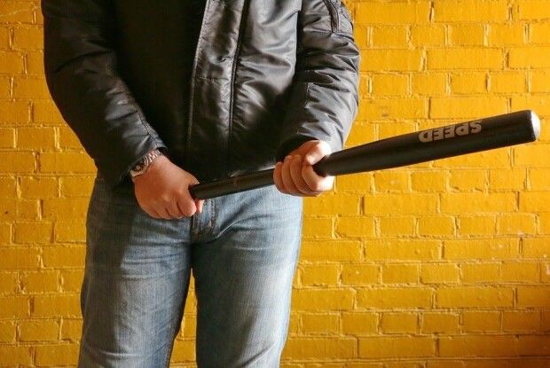 У Луцьку на Карбишева молодик побив перехожого та відібрав його сумку