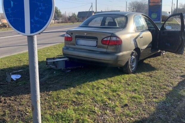 У селі біля Луцька п’яний водій на легковому авто в’їхав у рекламну вивіску