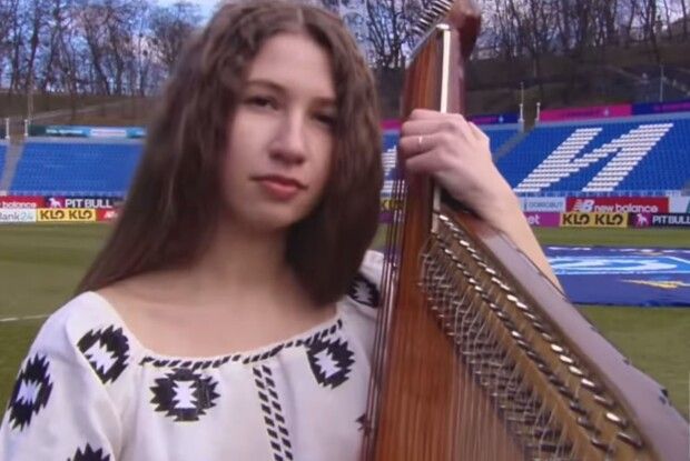 Бандуристка з Волині вразила футбольних фанатів