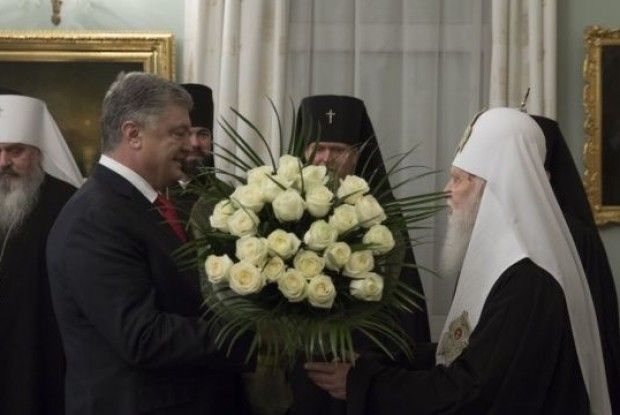 Порошенко подарував патріарху троянди