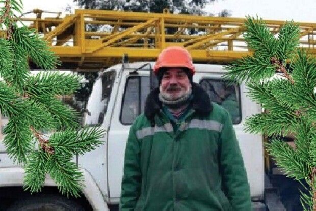 Пан Геннадій прикрашає головну нововолинську ялинку вже 30 років