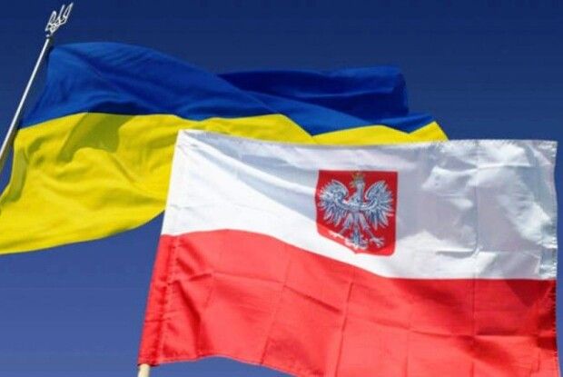 Польща стане першою країною, де оформлятимуть українські паспорти