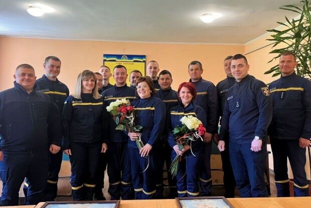 Облили з ніг до голови: горохівські рятувальники незабутньо провели колег на заслужений відпочинок (Фото, відео)