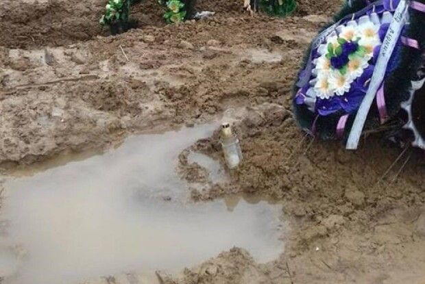 У Рівному затопило цвинтар